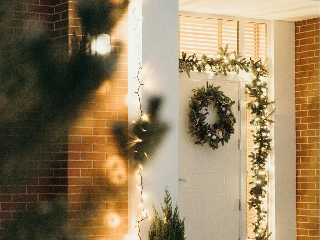 Las coronas de Navidad en las puertas tienen rival: esta es la nueva tendencia que llega a España más elegante y natural