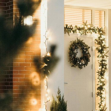 Adiós a las coronas de Navidad de siempre: Esta es la nueva tendencia para decorar las puertas, más natural e ideal para casas pequeñas 