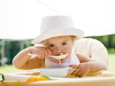 Salir a comer fuera con nuestro bebé y disfrutar es posible, te contamos cómo