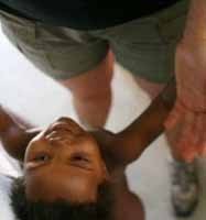 Prometen ayudas de 3.000 euros para adopciones de niños extranjeros en Castilla y León