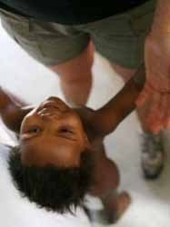 Prometen ayudas de 3.000 euros para adopciones de niños extranjeros en Castilla y León