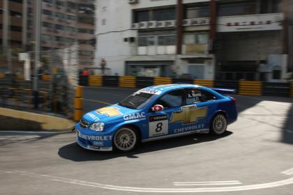 Yvan Muller muy cerca del título