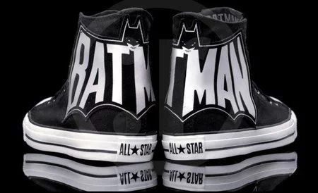 Converse presenta las Chuck Taylor con el Batman más retro