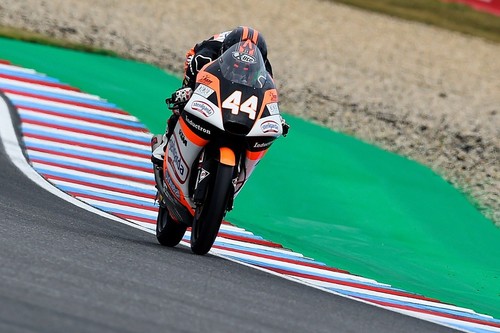 Arón Canet recupera el liderato de Moto3 gracias a una lección de mesura en Brno
