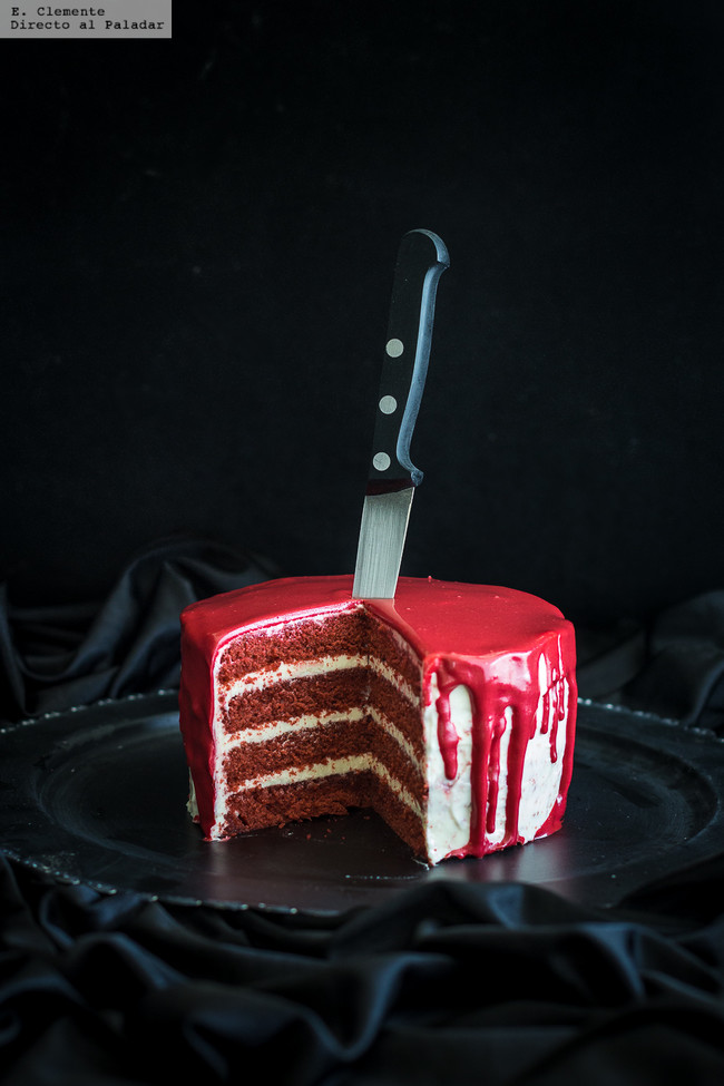 Tarta sangrienta Red Velvet para Halloween.Receta de cocina fácil