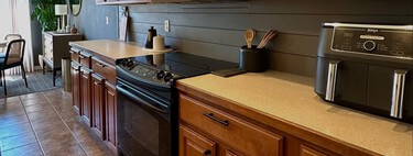 A la dueña de esta cocina no le gustaban ni el suelo ni el color de los armarios: esta fue su solución para transformarla con muy poco presupuesto