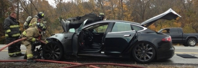 Tesla Model S incendiado