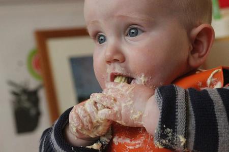 Bebés que comen sólidos