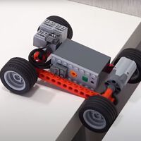¡Hipnótico! Este coche hecho con LEGO es capaz de salvar distancias de hasta 75 cm gracias a la mezcla perfecta de ingeniería y creatividad