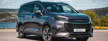 Quizá no conozcas este monovolumen eléctrico, pero es uno de los siete plazas etiqueta CERO más baratos