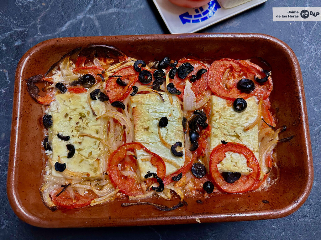 Queso feta al horno con tomate, receta fácil de queso para el aperitivo