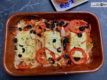 Queso feta al horno con tomate, receta fácil de queso para el aperitivo