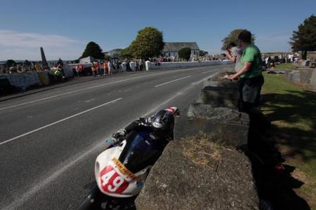 Nueve meses y medio en prisión por tirar una lata de cerveza… a la pista del Southern 100