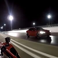 El Tesla Model S no es imbatible: el Ferrari F8 Tributo de 720 CV le hace morder el polvo en esta carrera de aceleración, en vídeo
