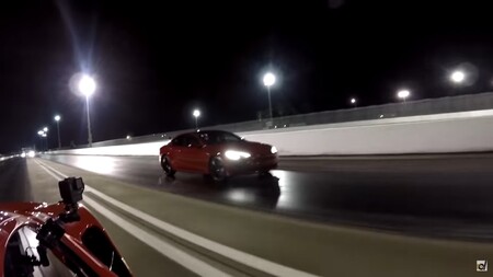 El Tesla Model S no es imbatible: el Ferrari F8 Tributo de 720 CV le hace morder el polvo en esta carrera de aceleración, en vídeo