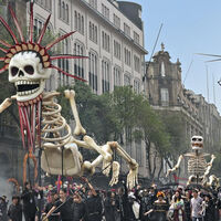 La curiosa historia de cómo una superproducción de 300 millones de dólares cambió para siempre el Día de Muertos en México