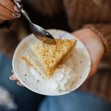 Crumble de manzana y avena: el sencillo postre que sabe a mantita, sofá y tarde lluviosa