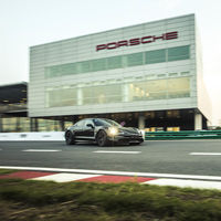 El Porsche Taycan 'sólo' podrá cargar a 250 kW cuando llegue al mercado, y a 350 kW en 2021
