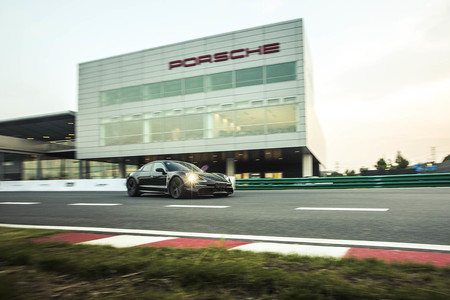 El Porsche Taycan 'sólo' podrá cargar a 250 kW cuando llegue al mercado, y a 350 kW en 2021