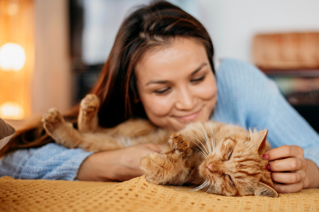 Tu gato quizá no te ignora tanto: sus hormonas del bienestar se acompasan con las tuyas  