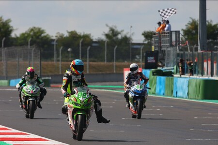 Adrián Huertas completa el doblete en Magny-Cours para seguir marcando terreno en el mundial de Supersport 300
