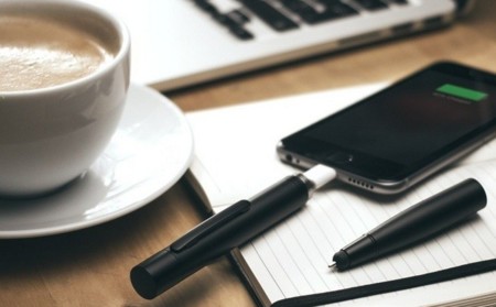 Power Pen integra un stylus y una batería auxiliar para el móvil dentro de un elegante boligráfo