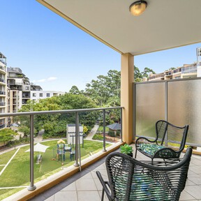 Una mesa de centro moderna, aunque sencilla, que suma en comodidad a la hora de tomar el aperitivo en el balcón