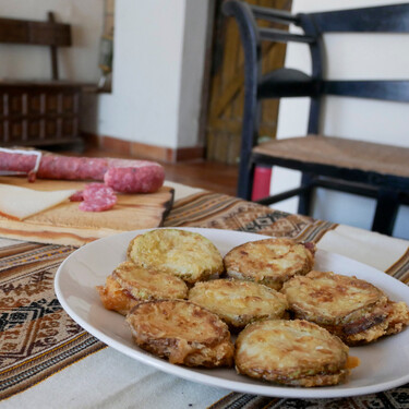 Calabacín, longaniza de Huesca y queso Idiazábal vasco: los tres elementos que necesitas para hacer estos fritos irresistibles para el aperitivo