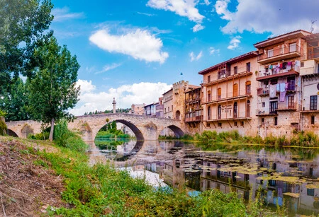 A medio camino entre Madrid y Barcelona se esconde una joya medieval que parece la Toscana