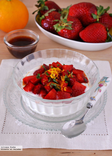 Fresones balsámicos a la naranja con cremoso de queso. Receta de postre