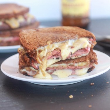Receta de un delicioso planchado de lacón con queso fundido y cebolla caramelizada