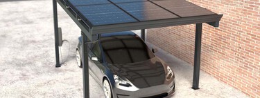El refugio definitivo para tu coche eléctrico es este tejadillo con paneles solares: lo protege de la lluvia y el sol mientras lo recarga gratis