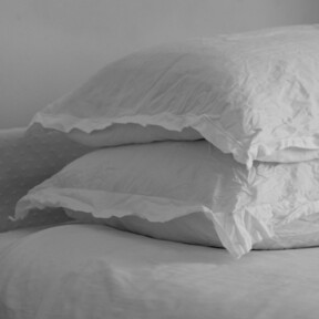 Action lanza un completo juego de almohada tipo hotel ligera, transpirable y antialérgica ideal para el otoño 