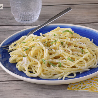Espaguetis al limón: una receta de pasta ligera y facilísima