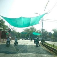 India instala toldos para motoristas en semáforos para combatir el calor