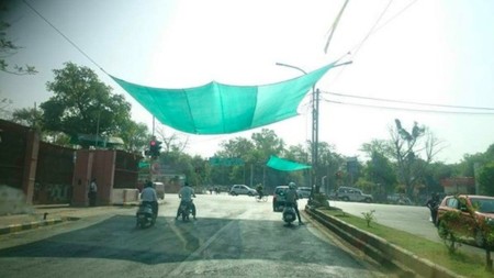 India instala toldos para motoristas en semáforos para combatir el calor