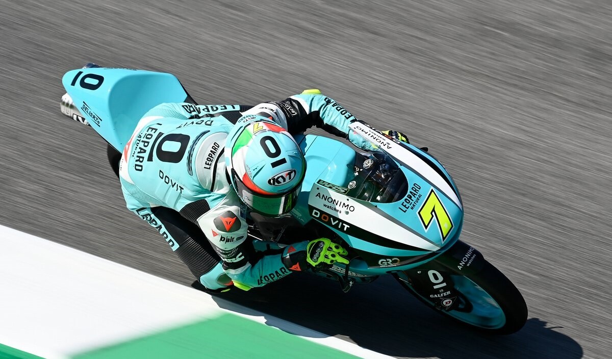 Dennis Foggia gana en Mugello por pura potencia y Pedro Acosta se queda en la octava posición