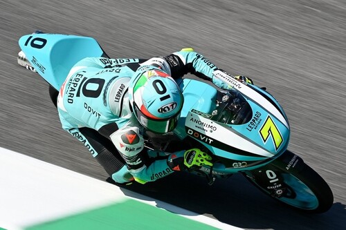 Dennis Foggia gana en Mugello por pura potencia y Pedro Acosta se queda en la octava posición