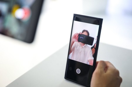 OPPO muestra el primer móvil con cámara bajo la pantalla: un prototipo que llegará al mercado en un "futuro próximo"