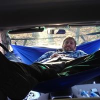 ¿Una hamaca de quita y pon para dormir en tu coche? Se llama Car Hammock
