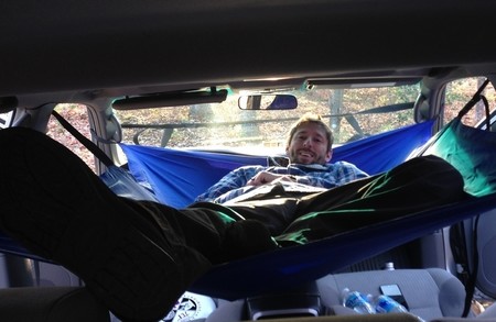 ¿Una hamaca de quita y pon para dormir en tu coche? Se llama Car Hammock