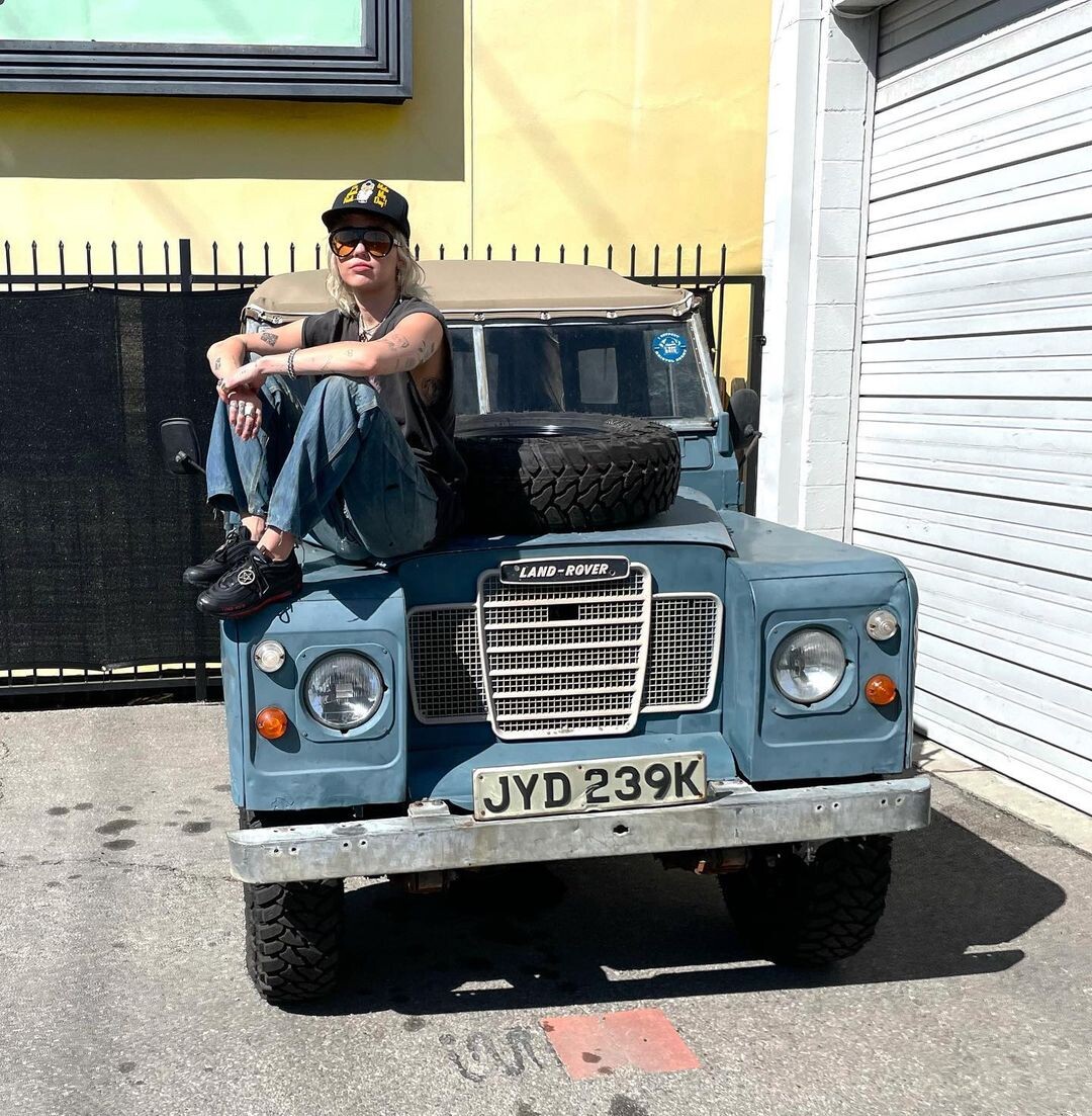 Las zapatillas sat??nicas hechas con sangre humana que han conquistado a Miley Cyrus y enfurecido 