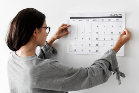 Mujer con calendario. El mes en el que naces influye también en el dinero que ganas.