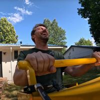 No ir al parque de atracciones porque "tenemos uno en casa" es posible. Este tipo acaba de comprarse su propia montaña rusa