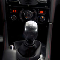 Dos ladrones intentan robar un coche y se ven obligados a desistir... porque tenía cambio manual