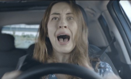 La DGT alude a los padres para evitar distraer a los hijos en el coche: "Si está conduciendo, no le escribas"