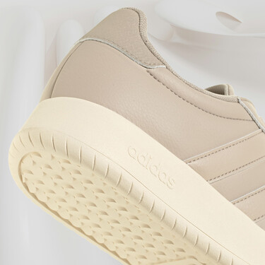 Adidas rebaja sus zapatillas color espuma de latte para llevarlas en los más elegantes y frescos looks de primavera 