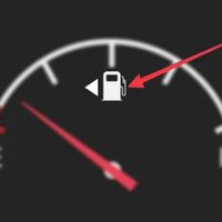 Em 1986, um homem estacionou do lado errado da bomba de gasolina; naquele dia, ele resolveu um problema que era constrangedor para todos os motoristas 