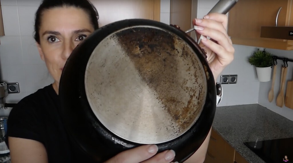 Este es el truco que ahora uso para dejar las sartenes como nuevas. Así de fácil es quitar esa antiestética capa negra