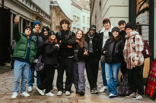 GenZ enfrenta dificuldades financeiras / Imagem: Allan Lainez (Unsplash)